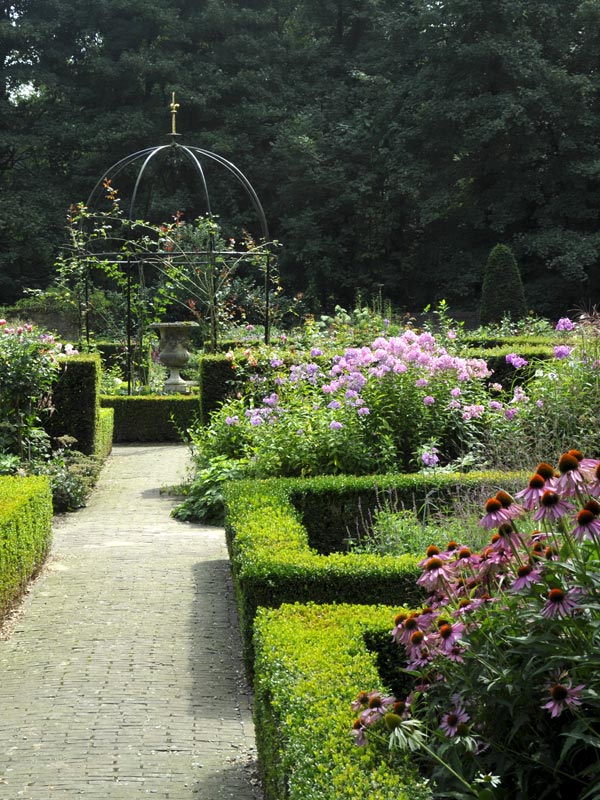 Buxus wordt vaak toegepast als omkadering van een border