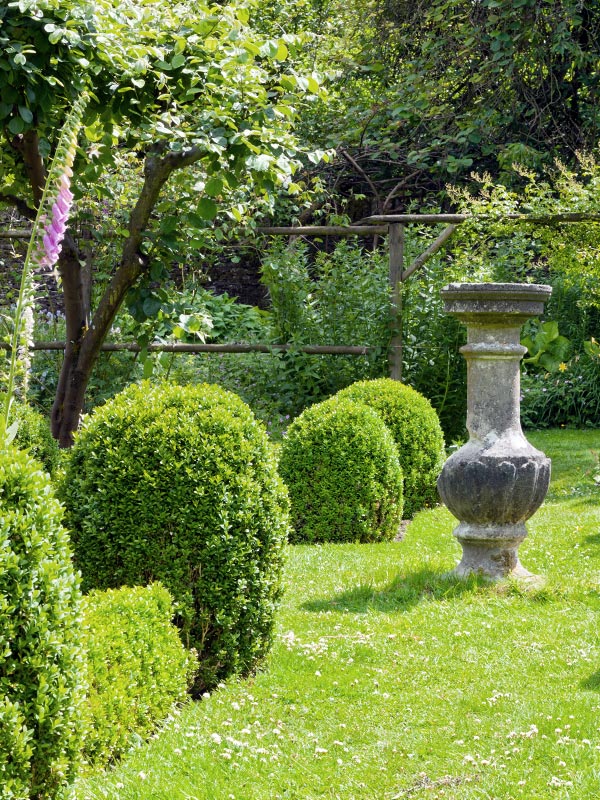 In een tuin met een Franse stijl, classicistische tuin of formele tuin komen buxusvormen zoals deze goed tot hun recht