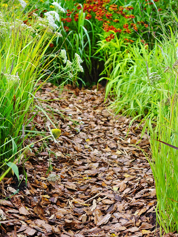 Boomschors zorgt ervoor dat uw tuin op een natuurlijke manier onderhoudsvriendelijk wordt